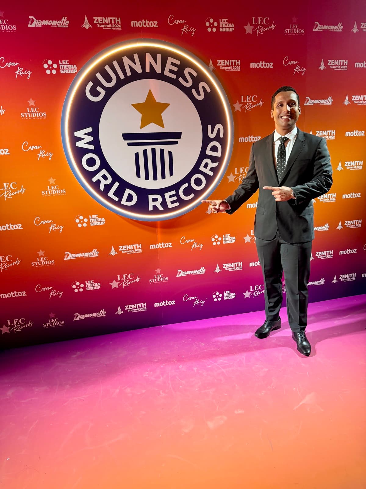 Darwin Ontiveros como participante del Récord Guinness a la entrevista más larga del mundo